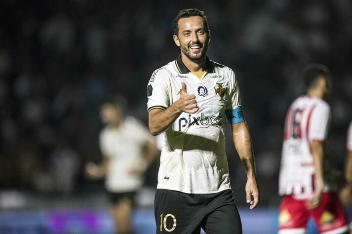 ESQUENTOU - O meia Nenê ainda não decidiu o seu futuro, mas a tendência é de que possa seguir com a carreira até o final da temporada. O jogador já foi comunicado pelo Vasco que não terá o contrato renovado. O vínculo termina no final do mês. O clube pretende mantê-lo no CT Moacyr Barbosa, seja em um cargo na diretoria ou na comissão técnica, porém o camisa 10 entende que ainda tem lenha para queimar e pensa em adiar a aposentadoria.