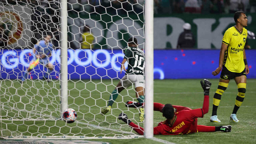 Com a classificação do Palmeiras à semifinal do Paulistão, vencendo o São Bernardo no último fim de semana, o clube alviverde chegou pela décima vez consecutiva à essa fase na competição estadual - justamente o período em que o campeonato adotou o formato atual, em grupos. Relembre, então, as nove semifinais seguidas envolvendo o Verdão no Paulista. 