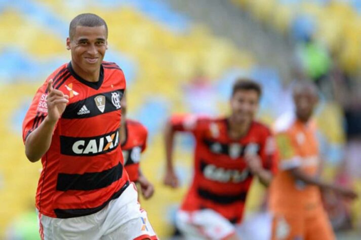 ESQUENTOU - O Cruzeiro está de olho no zagueiro Welinton, ex-Flamengo, e atualmente no Besiktas (Turquia). O jogador tem vínculo com o clube europeu até o meio do ano, e já pode assinar um pré-contrato com qualquer clube. No entanto, o Cruzeiro não quer esperar, já que o treinador Paulo Pezzolano só conta com dois zagueiros em condições de jogo atualmente. 