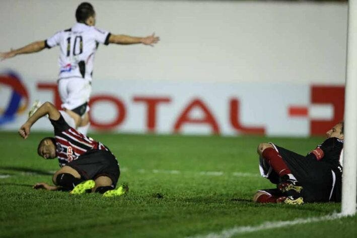 O primeiro tropeço histórico do Tricolor ocorreu logo na tentativa de manter o título da Sul-Americana. O adversário foi a Ponte Preta e o clube conseguiu nos bastidores mudar o jogo de volta de Campinas para Mogi Mirim. Pouco adiantou. Perdeu em pleno Morumbi por 3 a 1 e não saiu de um empate em 1 a 1 no interior.