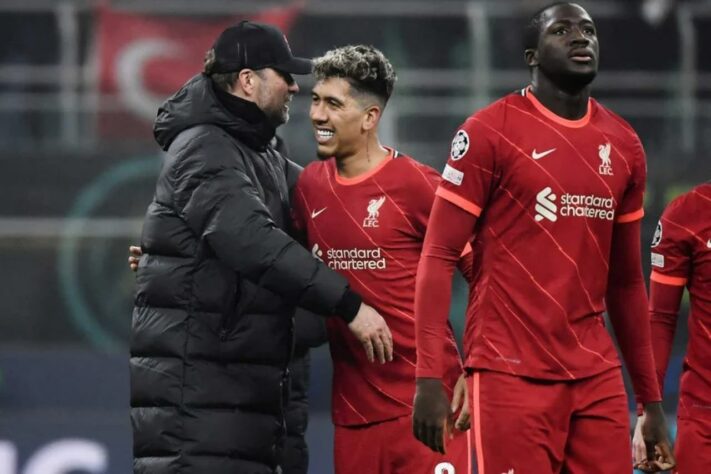 FECHADO - O técnico do Liverpool, Jurgen Klopp, confirmou a decisão do atacante brasileiro Roberto Firmino de deixar o clube. Em coletiva de imprensa, o treinadfor afirmou estar surpreso com a decisão do camisa 9: "Eu respeito totalmente. É normal nesse tipo de relacionamento longo que temos. Ele é um jogador muito especial e adorei a recepção que teve contra o Manchester United.".