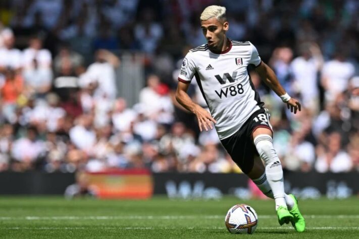 ESQUENTOU - O Chelsea entrou na briga para contratar o meia Andreas Pereira, que faz boa temporada no Fulham. Segundo a "ESPN", a chance do brasileiro chegar nos Blues é considerável, principalmente com a possibilidade da saída de Mason Mount. Clubes como Paris Saint-Germain e Liverpool também monitoram o futuro do jogador. 