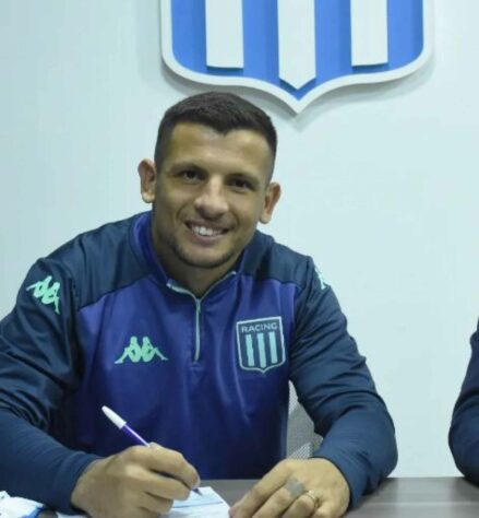 ENCAMINHADO - Racing e o meia Emiliano Vecchio entraram em um acordo para uma renovação contratual. O jogador, conhecido no Brasil por ter passado pelo Santos, permanecerá no clube argentino até 2024. 