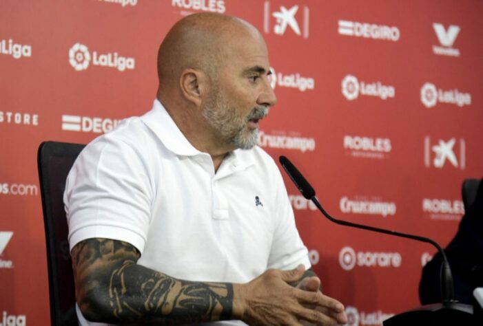 ESQUENTOU - O Sevilla já definiu o substituto de Jorge Sampaoli no comando técnico para o restante da temporada 2022/23. Segundo o jornal espanhol "Marca", José Luis Mendilibar já se reuniu com a diretoria e vai assumir a equipe da Andaluzia já nesta semana. 