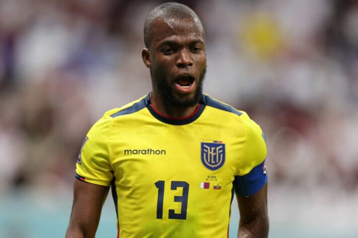 Internacional: Enner Valencia, 33 anos (atacante) - Clube atual: Fenerbahçe (Turquia) / O jogador tem contrato com o time Turco até o meio do ano e já pode assinar pré-contrato com qualquer equipe. O atacante, destaque do Equador na Copa do Mundo, está em negociação com o Colorado para desembarcar no país no início do Brasileirão. 