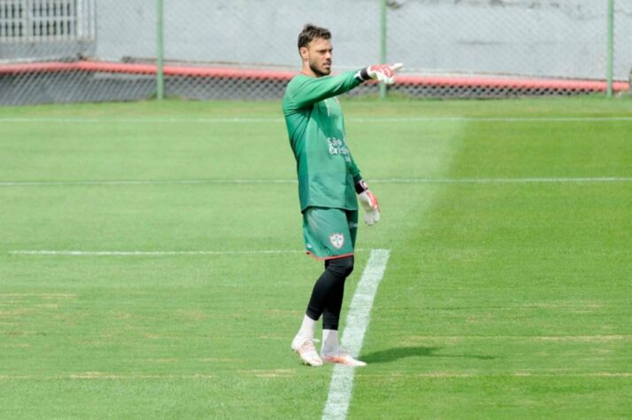 Thomazella, 32 anos - Posição: goleiro - Clube: Portuguesa - Contrato até: abril de 2024 / Sua grande atuação no Paulistão aconteceu na última rodada, diante do Mirassol, quando foi o herói da permanência da Lusa. No entanto, olhares mais atentos puderam notar a qualidade do goleiro ao longo de todo o estadual, não apenas no último jogo. Recentemente, Thomazella esteve na mira do Ceará para a disputa da Série B. 