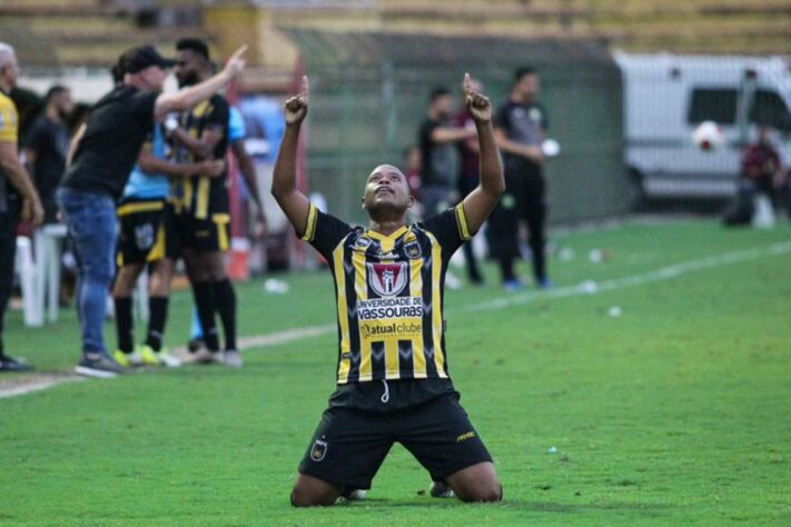 Luciano Naninho, 30 anos - Posição: meia - Clube: Volta Redonda - Contrato até: novembro de 2023 / A goleada sofrida para o Fluminense na semifinal do Cariocão não pode apagar a boa campanha do Voltaço, que teve Naninho como um dos seus principais jogadores. O jogador terminou o estadual como segundo melhor garçom (5 assistências) e segundo atleta que mais deu passes para finalização (23), de acordo com o site 'Footstats'. 