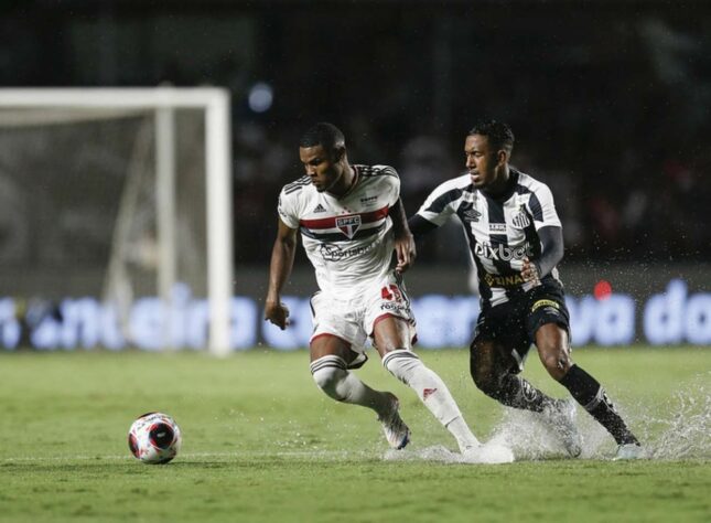 ESQUENTOU - O lateral-direito Nathan, do São Paulo, recebeu sondagens do futebol português. Atravessando uma crise financeira, o clube paulista está disposto a ouvir propostas que surgirem pelo jogador. 