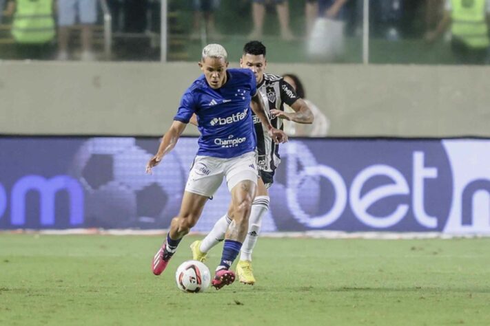 ESQUENTOU - O Cruzeiro acertou os últimos detalhes da transferência de Wallisson com o Moreirense, de Portugal. O Cruzeiro deve receber R$ 1,7 milhão por 40% dos direitos do jogador. 