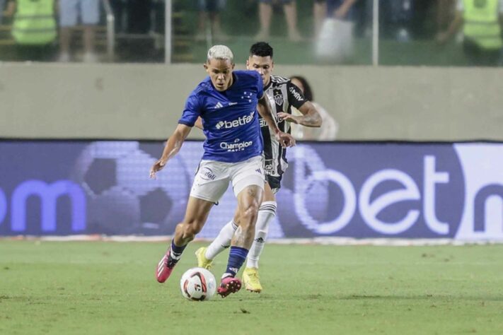 Vasco: Wallisson, 25 anos (volante) - Clube atual: Cruzeiro / O Cruzeiro está insatisfeito com a indisciplina do jogador e o Vasco se interessou pela situação do atleta. O jogador está treinando separado na Raposa e o Vasco aguarda uma definição para aguardar no negócio. 