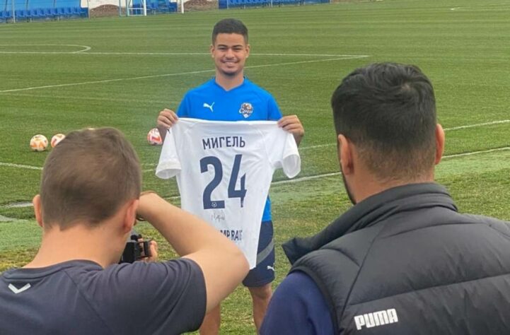 FECHADO - Revelado pelo Fluminense, o jovem Miguel, de 19 anos de idade, foi anunciado como novo reforço do FK Sochi, time da primeira divisão da Rússia. Após passagem pelo Bragantino, o meia ficou livre no mercado e assinou com o time russo até junho 2026.