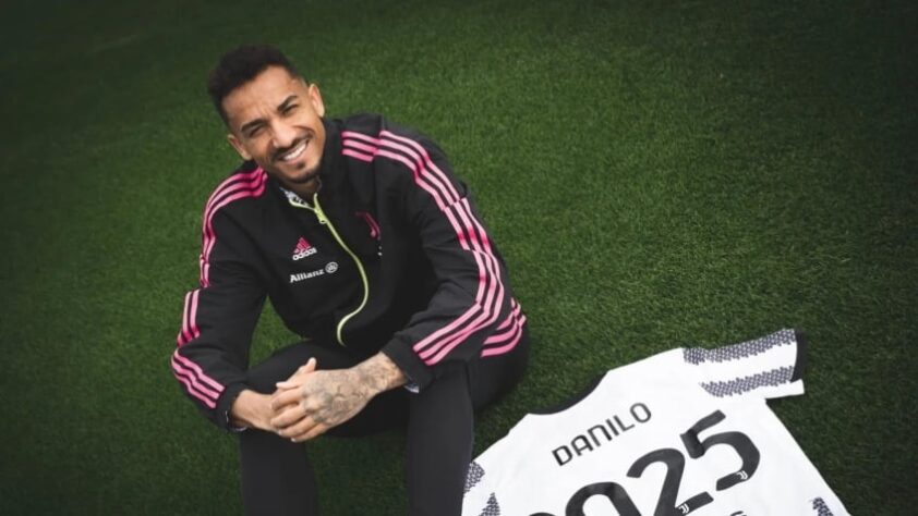 FECHADO - Danilo acertou sua renovação contratual com a Juventus até 2025 em anúncio realizado pela Velha Senhora nesta quinta-feira. O atleta possuía vínculo com o clube italiano até 2024, mas os bianconeris optaram por estender a permanência de uma das principais peças do elenco de Massimiliano Allegri.