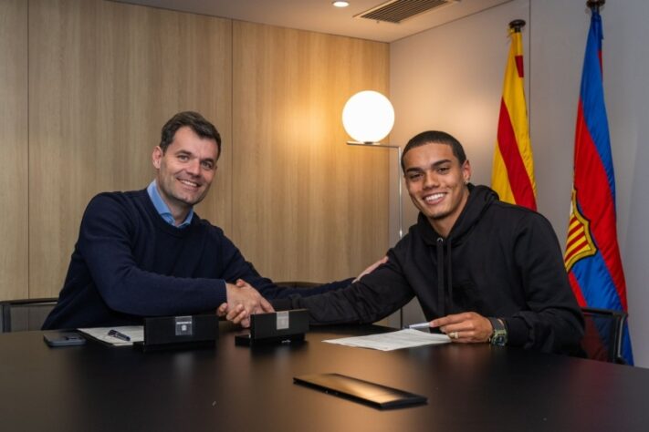 FECHADO - Filho de Ronaldinho Gaúcho, João Mendes foi anunciado como novo reforço do Barcelona Sub-19. O jovem de 18 anos estava no Cruzeiro, mas assinou seu contrato ao lado de Joan Soler e José Ramón Alexanko.