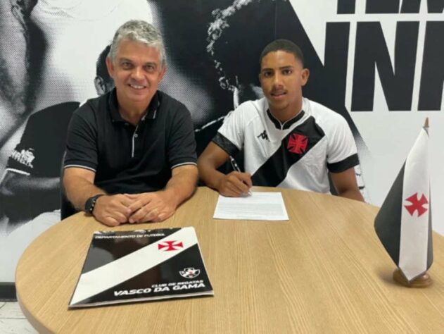 FECHADO - O Vasco acertou a contratação do atacante Léo Jacó por empréstimo, junto ao Nova Iguaçu. O vínculo é por um ano e meio. Ou seja, até outubro de 2024. O jogador chega para reforçar a base cruz-maltina.