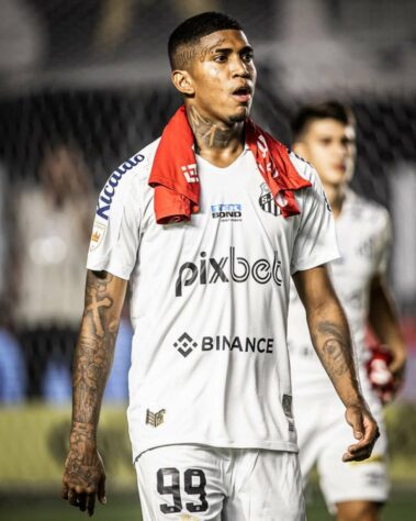 FECHADO - Raniel não faz mais parte do elenco do Santos. Após não conseguir se transferir para o futebol mexicano no começo do ano e atuar com pouca frequência com o técnico Odair Hellmann, o centroavante assinou sua rescisão com o clube. O atacante possuía vínculo com o Peixe até o final de 2023, e o acordo de rescisão foi sacramentado de maneira totalmente amigável, segundo apurado pelo LANCE!.