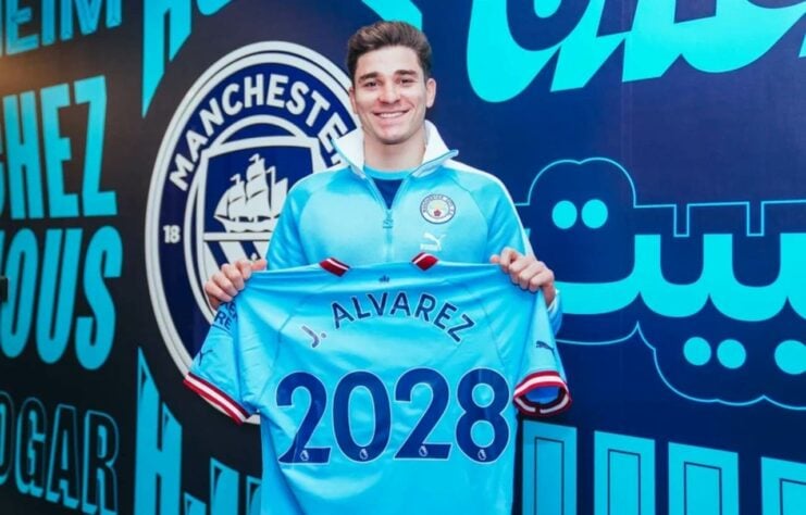 FECHADO - O atacante argentino Julián Álvarez renovou o contrato com Manchester City até 2028. O clube anunciou a extensão do vínculo do campeão do mundo nas redes sociais.