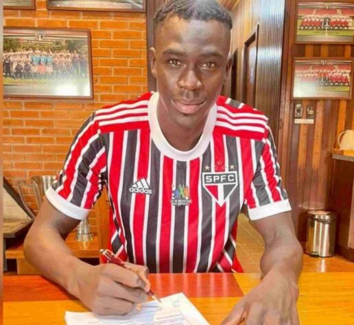 FECHADO - O São Paulo reforçou sua base com uma dupla senegalesa para o time sub-20. Tratam-se dos meio-campistas Etienne Clauvis (foto) e Iba Ly. Ambos chegam para reforçar a equipe de Belletti no Brasileirão da categoria. 