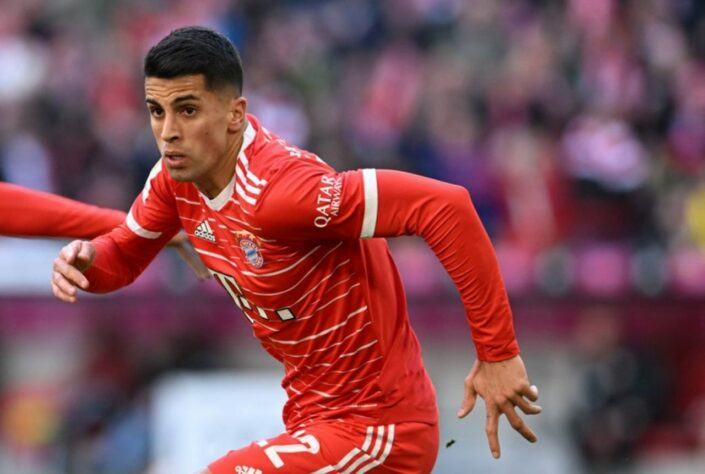 ESQUENTOU - O Bayern quer manter o lateral-direito João Cancelo, emprestado pelo Manchester City. De acordo com a "Sky Sports", os Bávaros pretendem contratar o jogador em definitivo, mas não por 70 milhões de euros (R$ 456 mi) em contrato. A equipe alemã vai tentar baixar a pedida dos Citizens.