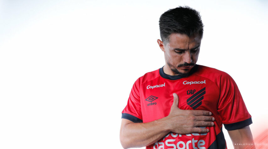 FECHADO - O atacante Willian Bigode foi anunciado pelo Athletico Paranaense. Aos 36 anos, ele retorna ao Furacão por empréstimo do Fluminense. 