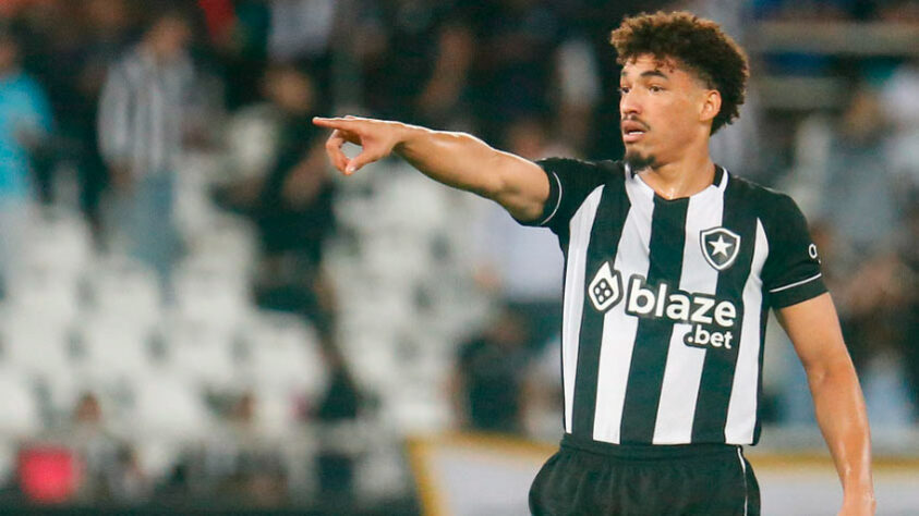 ESQUENTOU - O dono da SAF do Botafogo, John Textor, se encontrou com o empresário dos defensores Adryelson (foto) e Lucas Perri para acertar alguns detalhes da transferência dos jogadores para o Lyon (França) para o início do próximo ano. O acordo entre os clubes já está estabelecido, mas ainda não há proposta pelos atletas. 