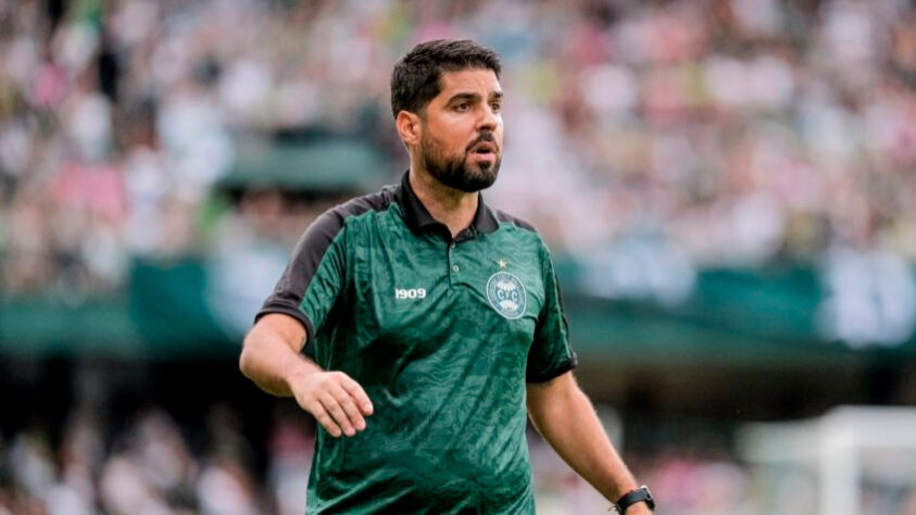 FECHADO - O Coritiba anunciou a demissão do treinador Antonio Oliveira. A derrota para o Flamengo por 3 a 0, na estreia do Brasileirão, foi o fim da jornada do português, que ficou apenas 15 jogos no cargo. Até que um técnico seja contratado, o auxiliar Leomir de Souza assumirá a função.