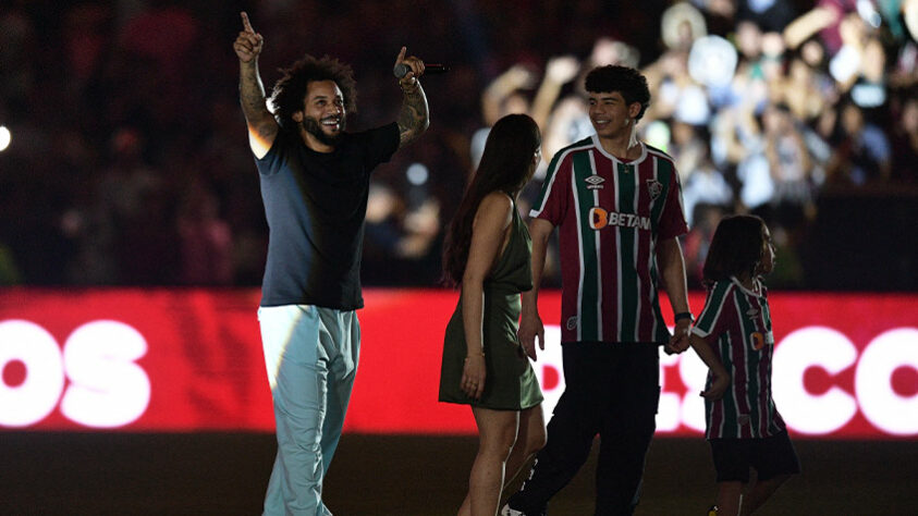 O ídolo não escondeu a felicidade quando subiu ao gramado do Maracanã. 