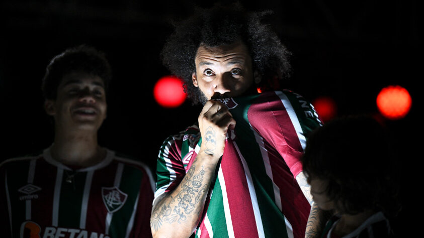E depois de 17 anos, Marcelo está oficialmente de volta ao Fluminense! 