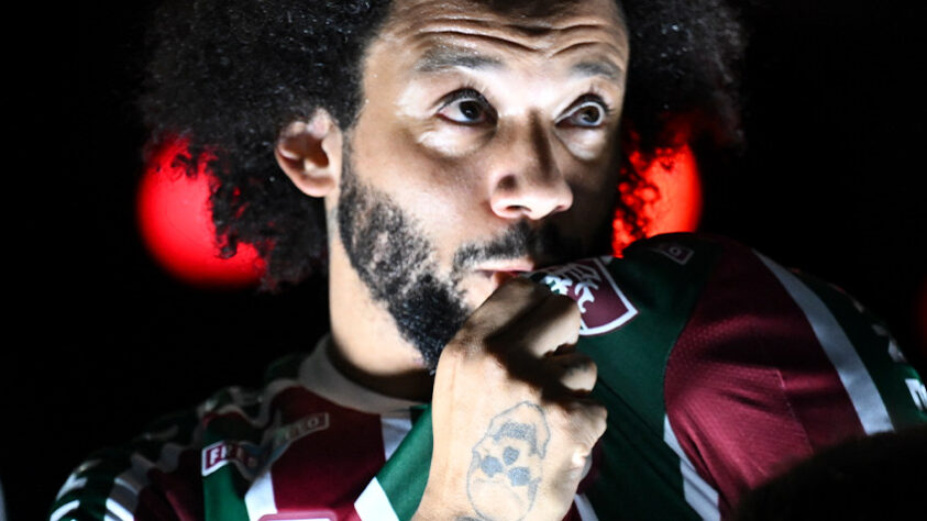 De volta ao Fluminense, o lateral-esquerdo Marcelo finalmente foi apresentado à torcida Tricolor na noite dessa sexta-feira (10). E o palco desse retorno não poderia ser outro, senão o Maracanã. A seguir, veja imagens da apresentação de Marcelo no Fluminense! 