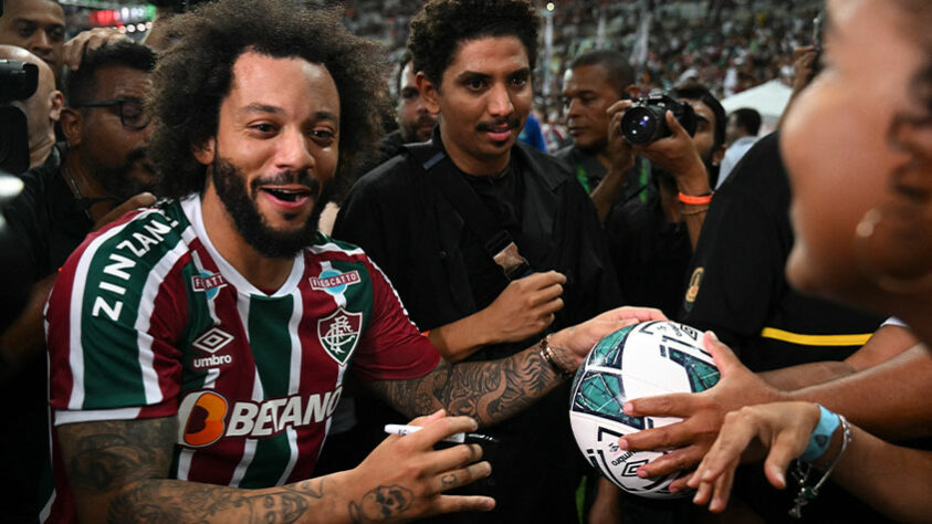 Após a apresentação, o lateral interagiu com os torcedores presentes no estádio. 