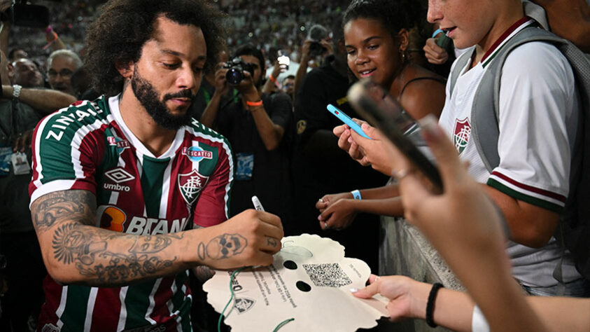 O ídolo distribuiu autógrafos e deu uma volta olímpica no Maracanã. 