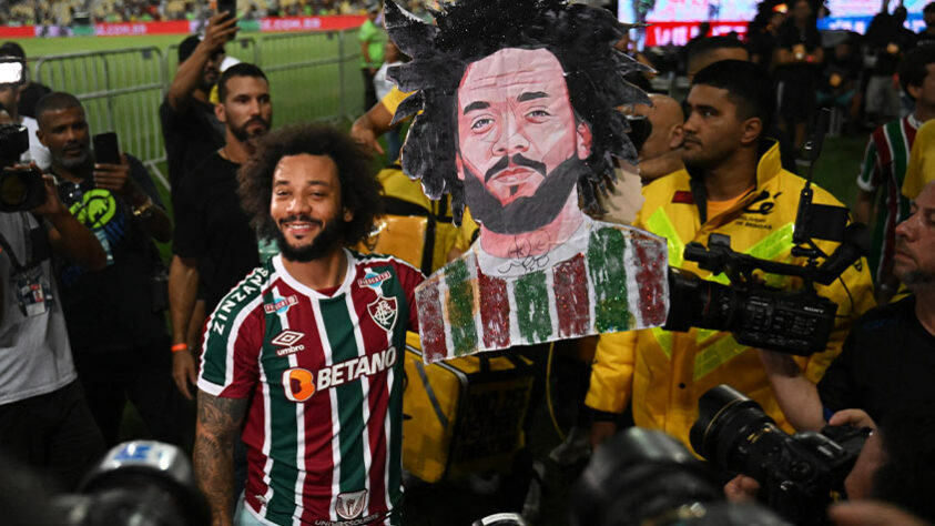 Marcelo aproveitou para tirar fotos com uma das várias imagens dele feitas pela torcida. 