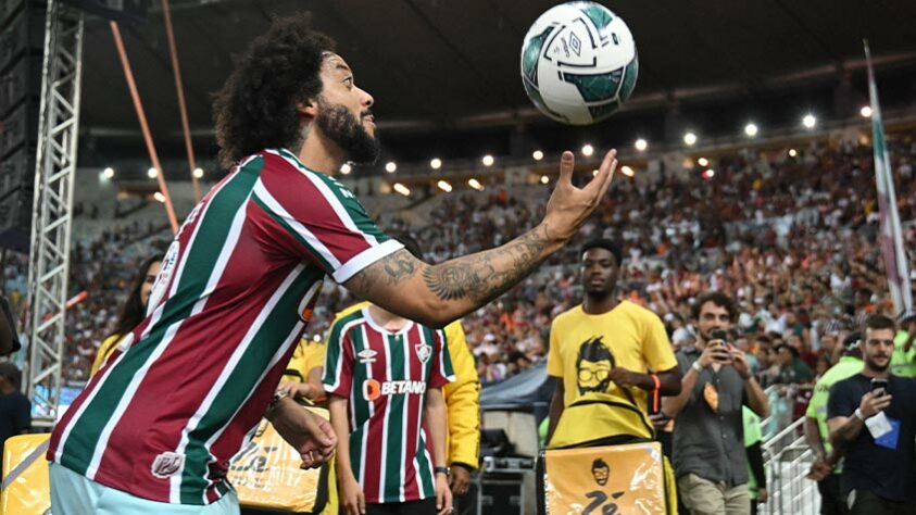 E, por fim, chutou algumas bolas em direção à torcida distribuída pelas arquibancadas do Maraca. 