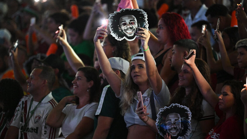 Além das máscaras e das luzes de celular, sinalizadores, bandeirões e balões enfeitaram as arquibancadas do estádio. 