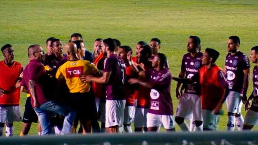 Em 2020, um membro da comissão técnica do Caxias deu uma joelhada e um tapa no árbitro Lucas Bellote após ficar inconformado com dois pênaltis não marcados em uma partida contra o Botafogo na Copa do Brasil. 