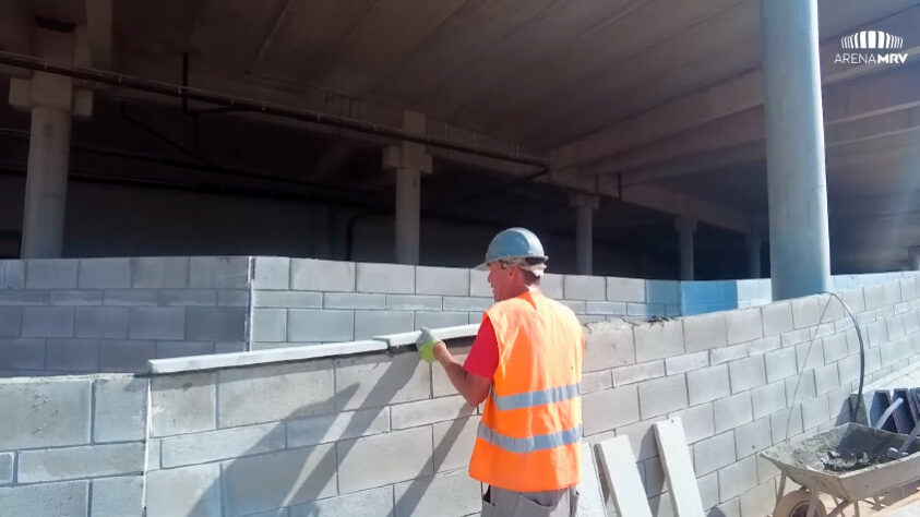 Para proporcionar pressão ao adversário, o estádio foi projetado para deixar os torcedores próximos do campo.