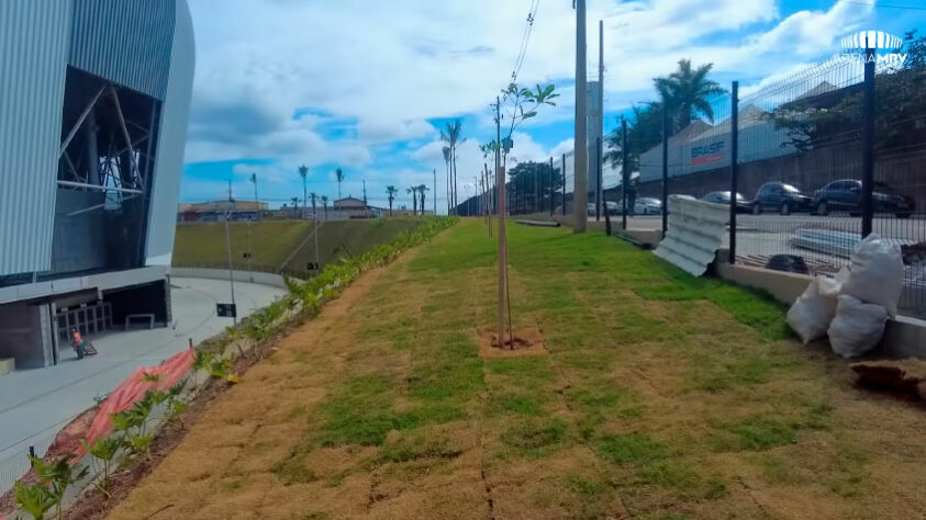 As arquibancadas da linha de fundo ficam 10,5 metros do campo. Na linha lateral, a distância será de 8,5 metros.