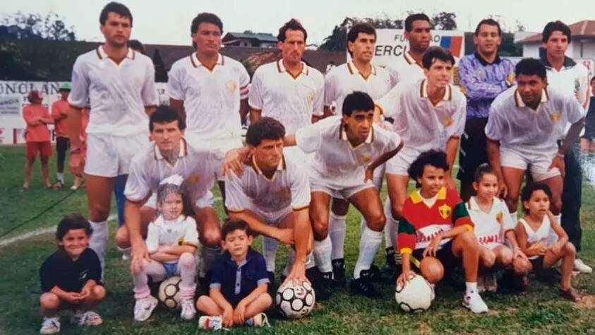 Em 1992, o Brusque, de forma surpreendente, conquistou o título catarinense e entrou para a galeria de campeões pela primeira vez em sua história. A decisão foi contra o Avaí, que venceu o primeiro confronto por 1 a 0, e mal esperava que o rival fosse fazer 2 a 1, na prorrogação, no jogo de volta para ficar com a taça inédita naquele ano.