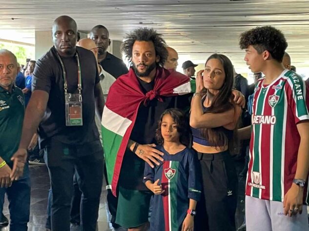 Marcelo chegou ao lado de sua esposa, a atriz Clarice Alves, e seus filhos, Enzo e Liam. 