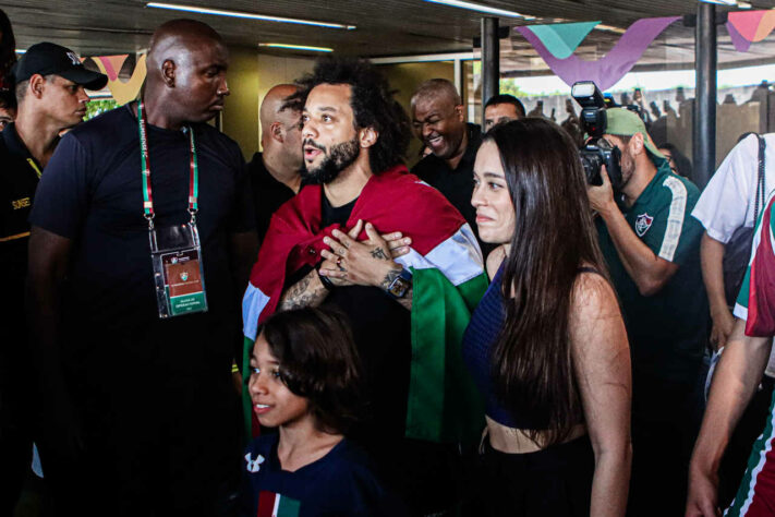 Marcelo é recepcionado com festa: veja imagens da chegada do lateral ao Rio de Janeiro.