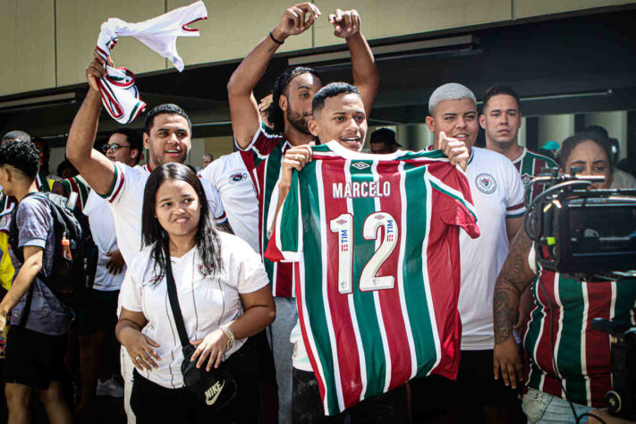 Marcelo é recepcionado com festa: veja imagens da chegada do lateral ao Rio de Janeiro.