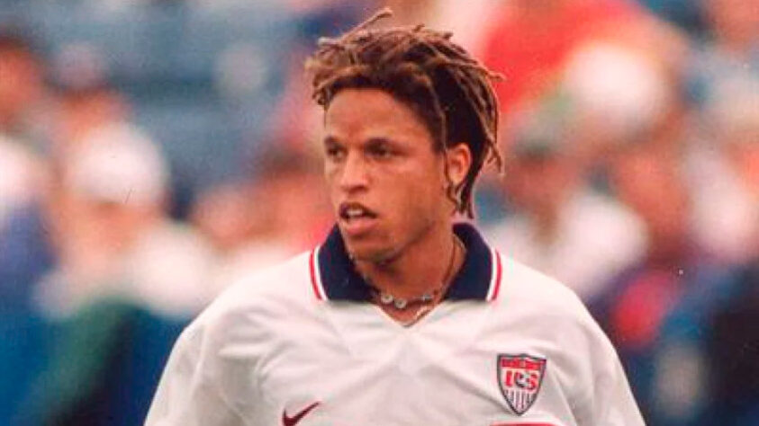 19º lugar (empate entre dois nomes): Cobi Jones – atacante (seleção dos EUA): 164 jogos e 15 gols