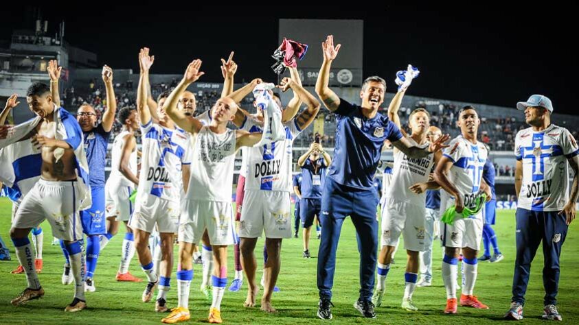 O Água Santa segue surpreendendo no Paulistão! Após eliminar São Paulo (quartas de final) e Red Bull Bragantino (semifinal), a equipe de Diadema venceu o atual campeão Palmeiras por 2 a 1 no jogo de ida da decisão, e está a um empate de conquistar o título inédito, logo em sua primeira final de Paulistão na história. A partida será disputada neste domingo, no Allianz Parque, às 16 horas (hora de Brasília). Será que o Netuno vai segurar a vantagem? Confira a seguir os times que já surpreenderam em estaduais.