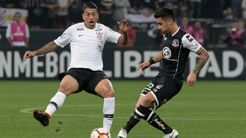 Mesmo com a vitória por 2 a 1 sobre os chilenos na Neo Química Arena, o Corinthians não conseguiu evitar mais uma eliminação diante de seus torcedor. Isto porque, no jgo de ida, o Timão havia perdido por 1 a 0, no Chile, e o Colo-Colo se classificou pelo critério do gol marcado fora de casa. Outro destaque desta eliminação foi o fato do chileno Valdívia, que fez história com a camisa do Palmeiras, ter participado da eliminação corintiana.