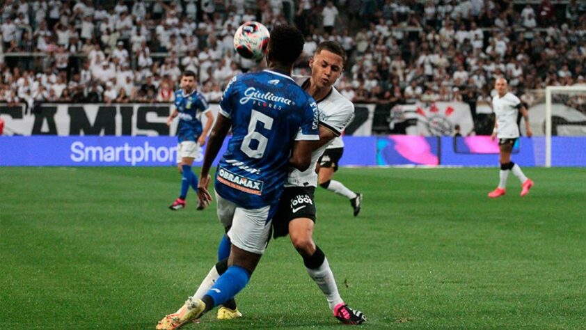 Santo André - SOBE: José Hugo - o atacante soube se aproveitar do péssimo posicionamento defensivo do Corinthians para fazer um belo gol. / DESCE: sistema defensivo - posicionar linha de 5 na defesa não é sinônimo de segurança. As coberturas fora confusas e muitas vezes os botes foram errados. A defesa cedeu justamente os espaços que o Corinthians queria para tabelar. 