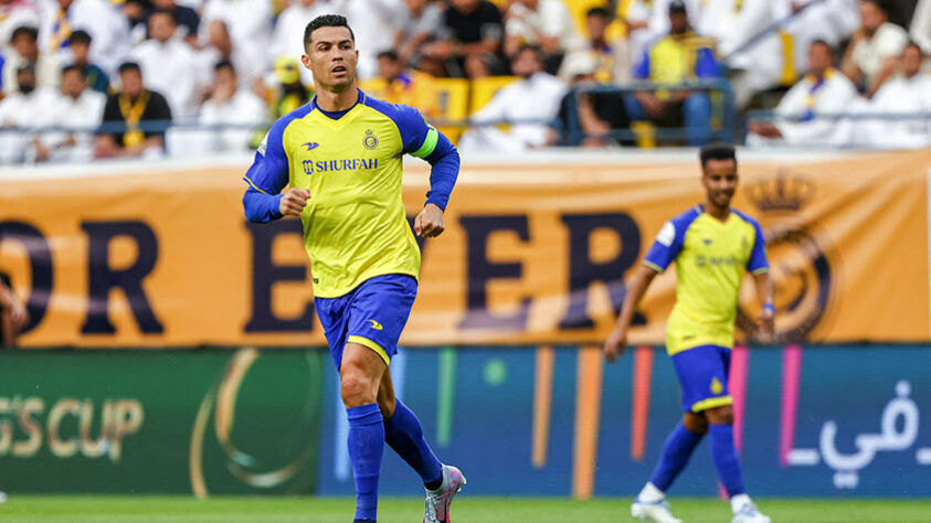 FECHADO - Cristiano Ronaldo confirmou sua permanência no Al Nassr, da Arábia Saudita, para a próxima temporada. A declaração do atacante foi feita em entrevista ao canal de televisão estatal 'Al Ejbariya', onde negou um retorno ao futebol europeu a partir de agosto. 