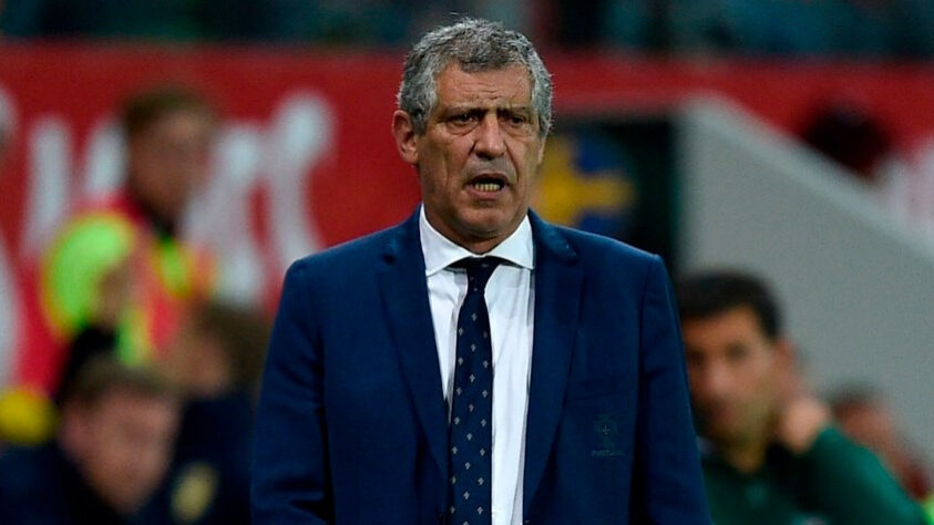 A seleção polonesa, 22ª do ranking da Fifa, tem o português Fernando Santos, de 68 anos, frente ao time.