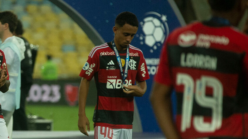 FECHADO - O meia Matheus Gonçalves renovou seu contrato com o Flamengo por mais um ano, até 2027, antes de ser emprestado ao Bragantino. O vínculo do atleta com o clube paulista será até o fim de 2023 e não tem opção de compra fixada. 