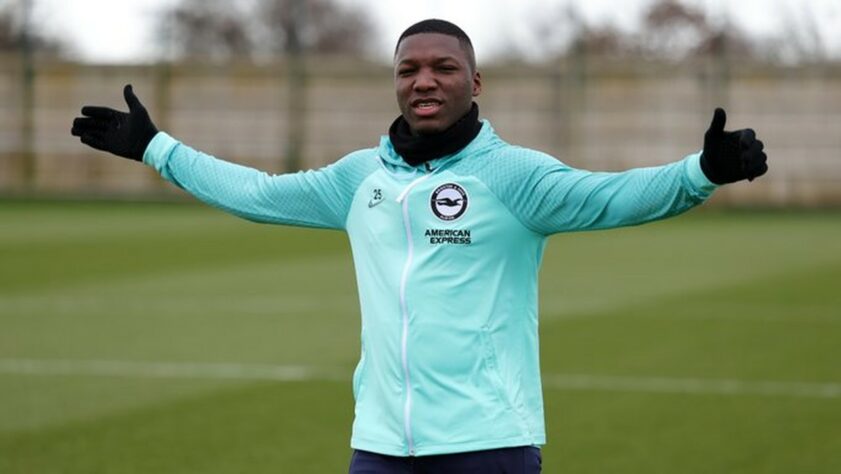 FECHADO - Cobiçado por grandes equipes europeias, o meia equatoriano Moises Caicedo renovou seu contrato com o Brighton até 2027, com opção de renovação por mais um ano. O anúncio foi feito nas redes sociais do Albion.