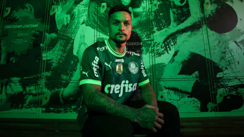 FECHADO - O Palmeiras anunciou a contratação do atacante Artur, do Red Bull Bragantino. O contrato vai até dezembro de 2027 e terá opção para renovar por mais um ano. O Alviverde pagará, ao todo, 9 milhões de euros (R$ 50 milhões) para tirar o atleta do Massa Bruta. A compra foi de 90% dos direitos econômicos, sendo que os outros 10% já pertenciam ao Verdão.