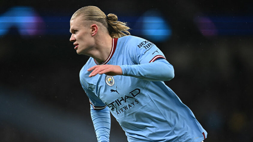 ESQUENTOU - O novo contrato assinado por Pep Guardiola com o Manchester City com duração até junho de 2025 alterou uma cláusula no acordo em que Erling Haaland possuía com o clube inglês. De acordo com a imprensa internacional, o jogador possuía uma brecha para deixar os Sky Blues em junho de 2024. Segundo a "Catalunya Ràdio", essa cláusula foi prorrogada até junho de 2025 graças a renovação do técnico espanhol.